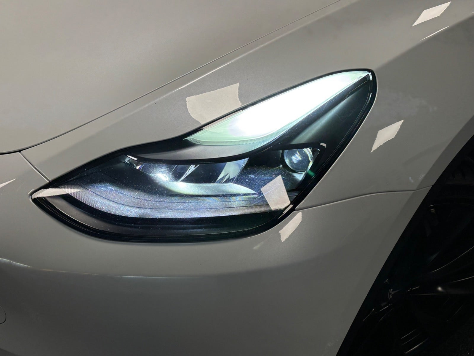 Hvid Tesla Model Y fra 2023