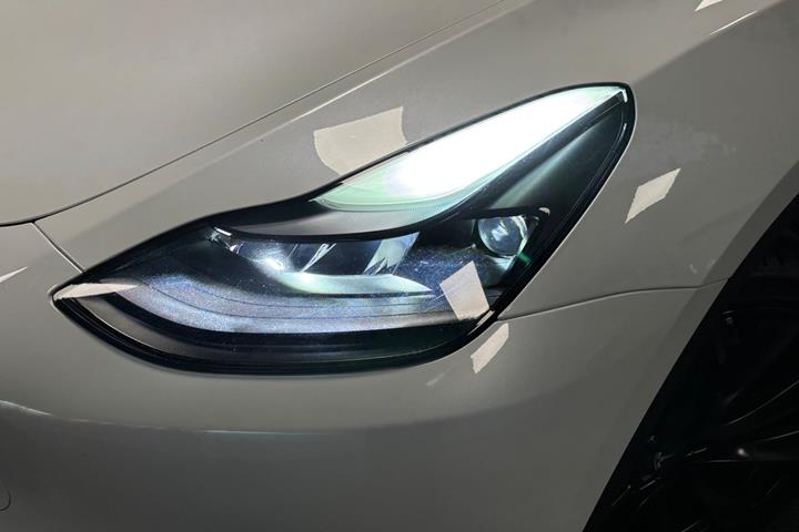Hvid Tesla Model Y fra 2023