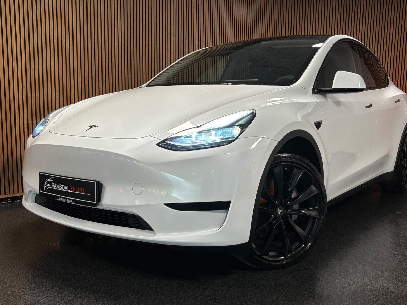 Hvid Tesla Model Y fra 2023