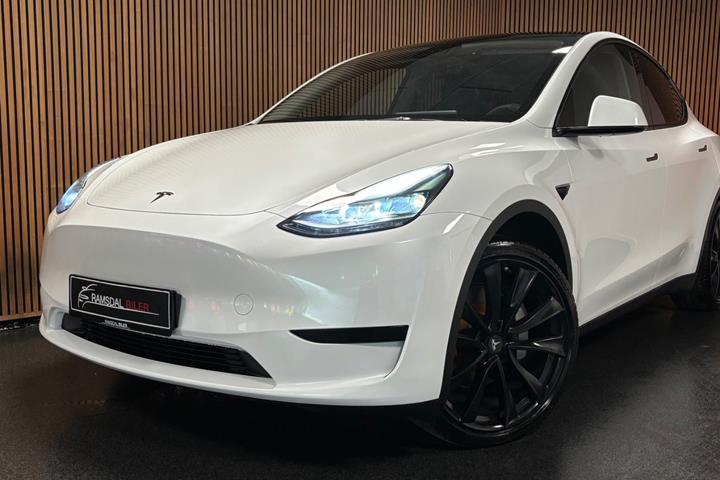 Hvid Tesla Model Y fra 2023