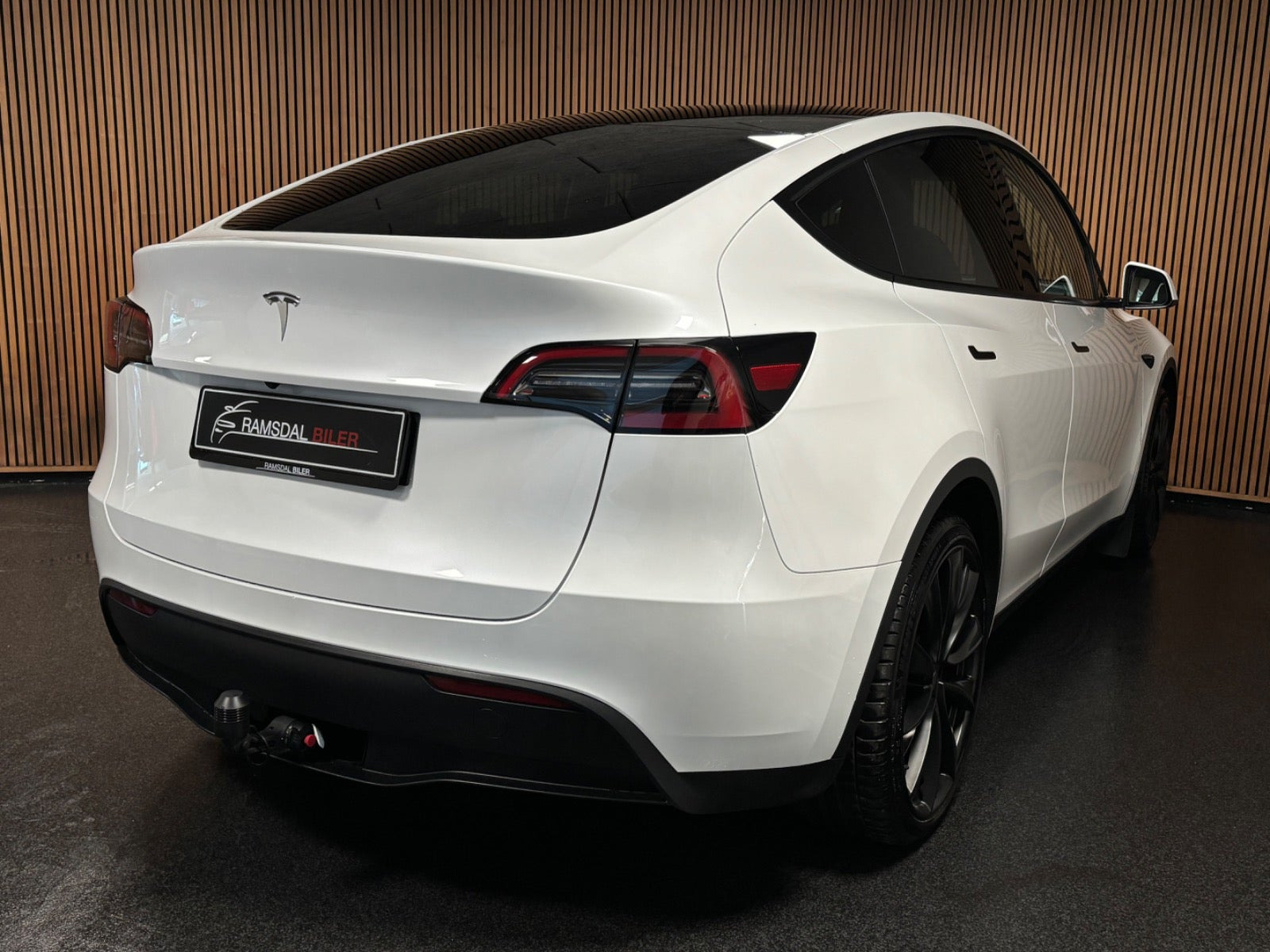 Hvid Tesla Model Y fra 2023