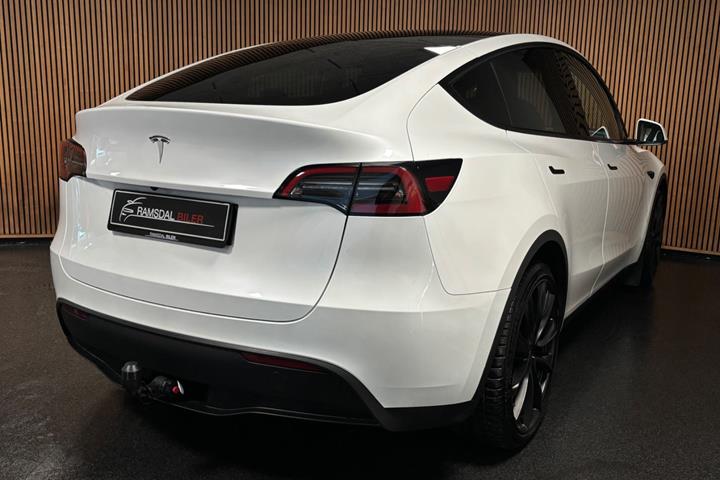 Hvid Tesla Model Y fra 2023