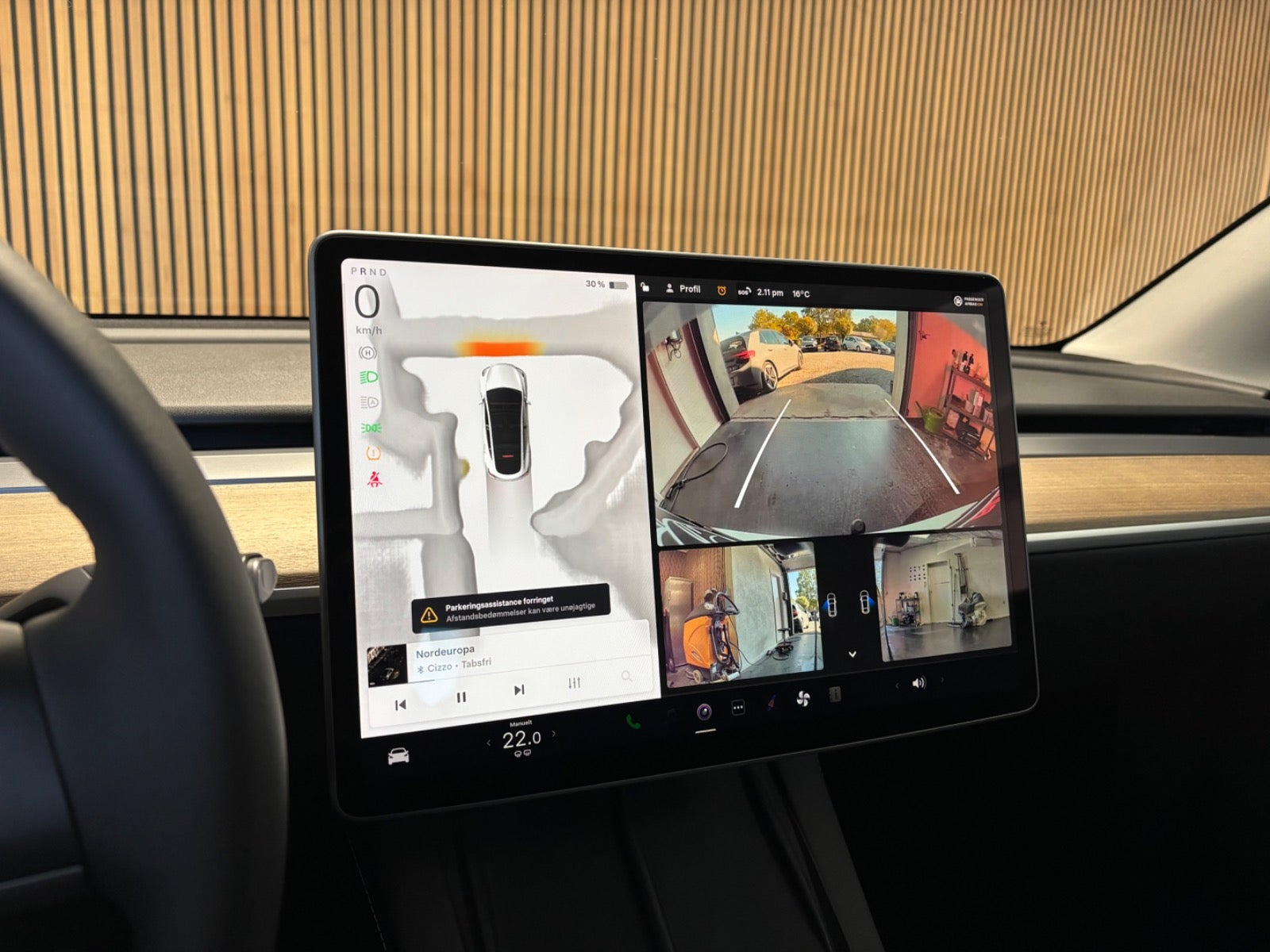Hvid Tesla Model Y fra 2023