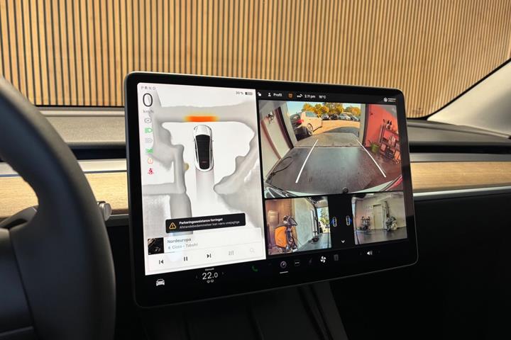 Hvid Tesla Model Y fra 2023