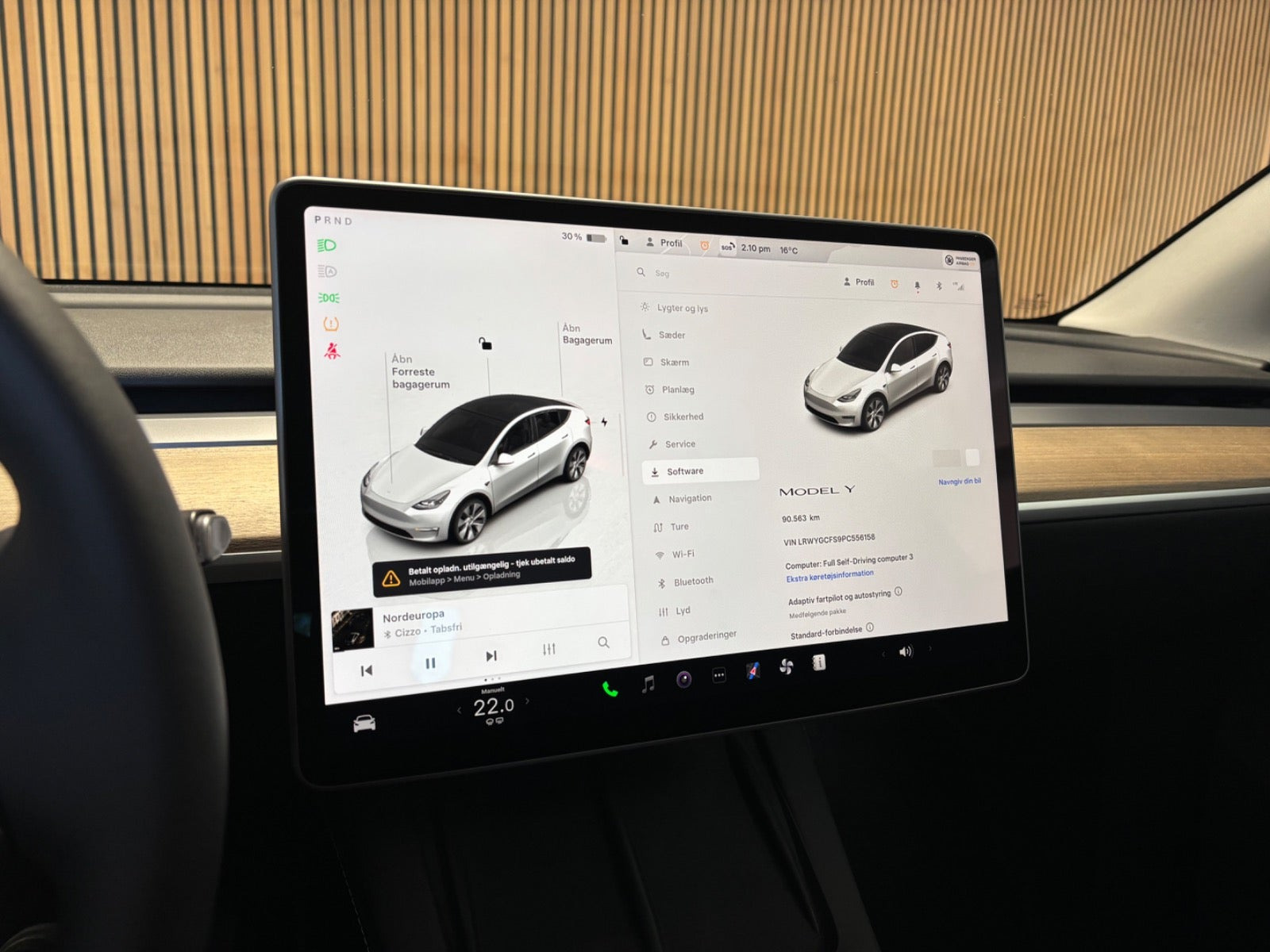 Hvid Tesla Model Y fra 2023