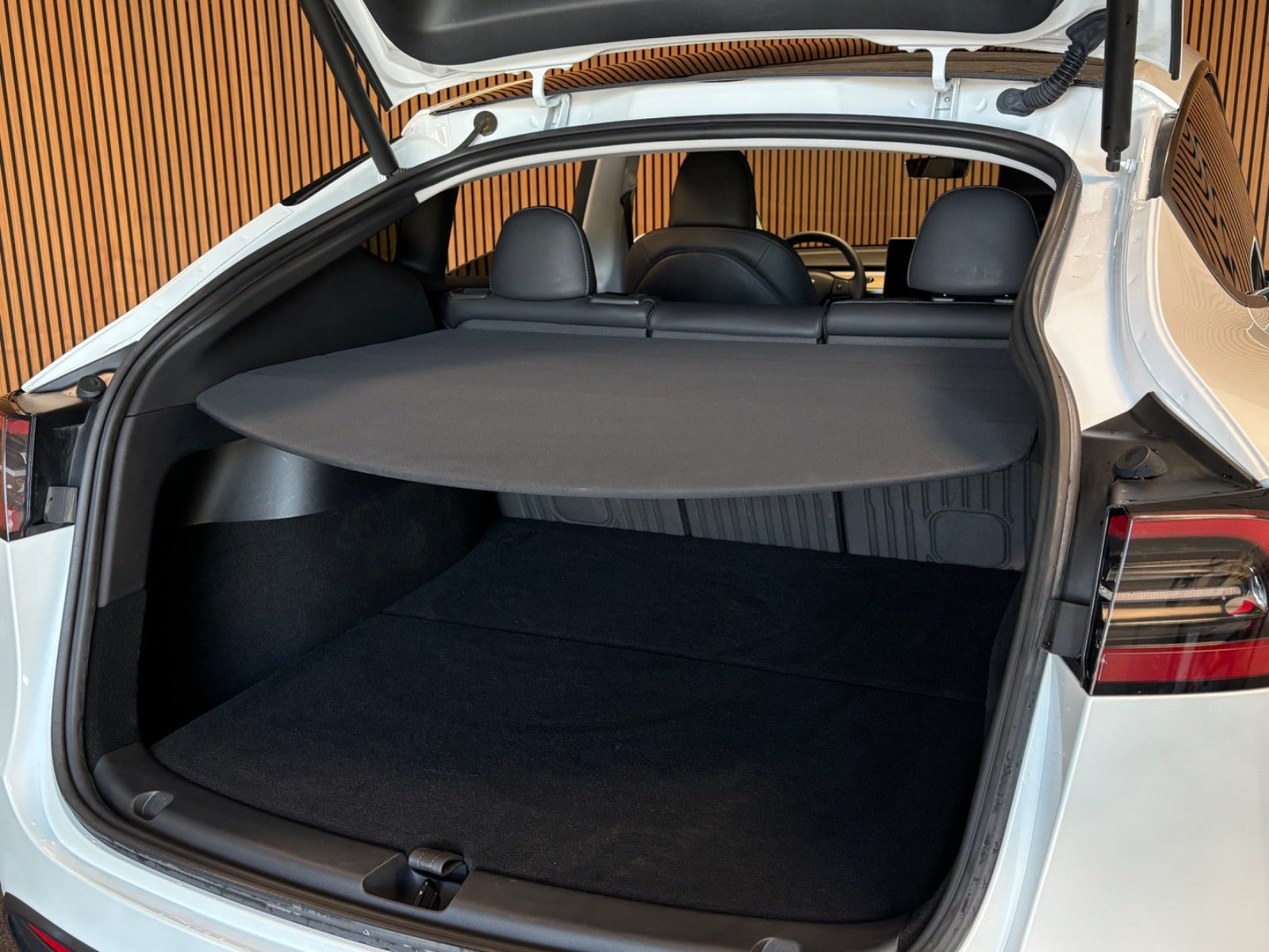 Hvid Tesla Model Y fra 2023