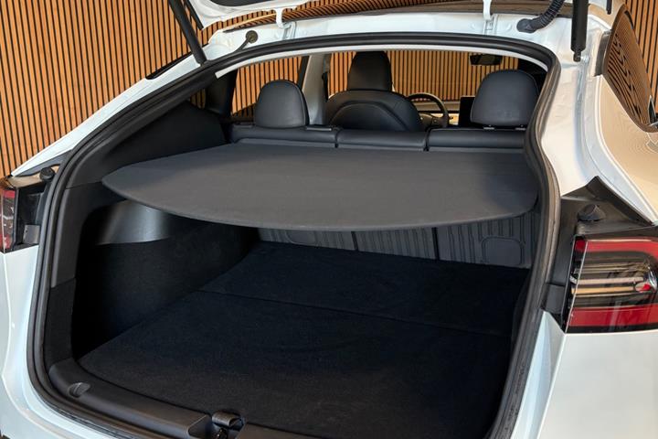 Hvid Tesla Model Y fra 2023