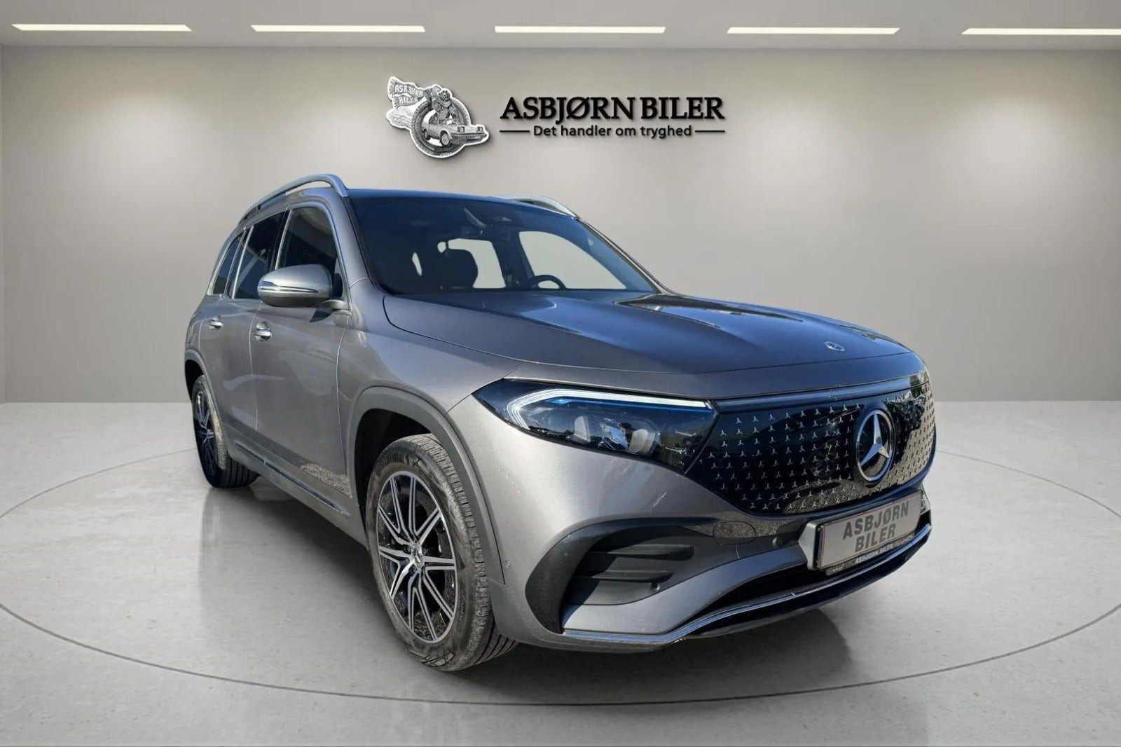 Grå Mercedes EQB250+ fra 2024
