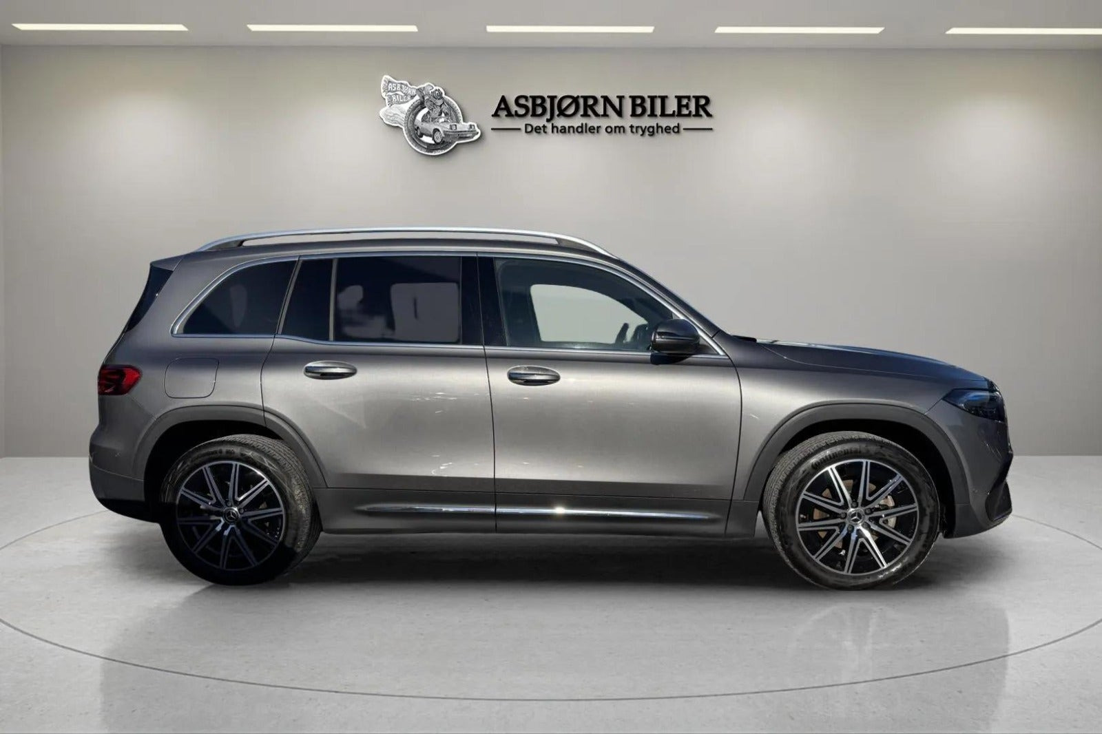 Grå Mercedes EQB250+ fra 2024