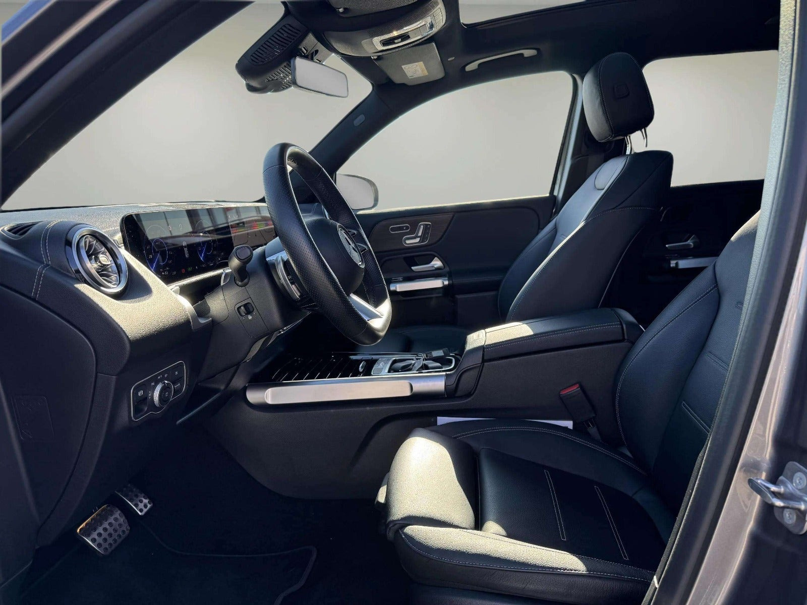 Grå Mercedes EQB250+ fra 2024