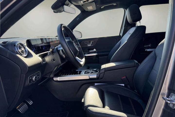 Grå Mercedes EQB250+ fra 2024