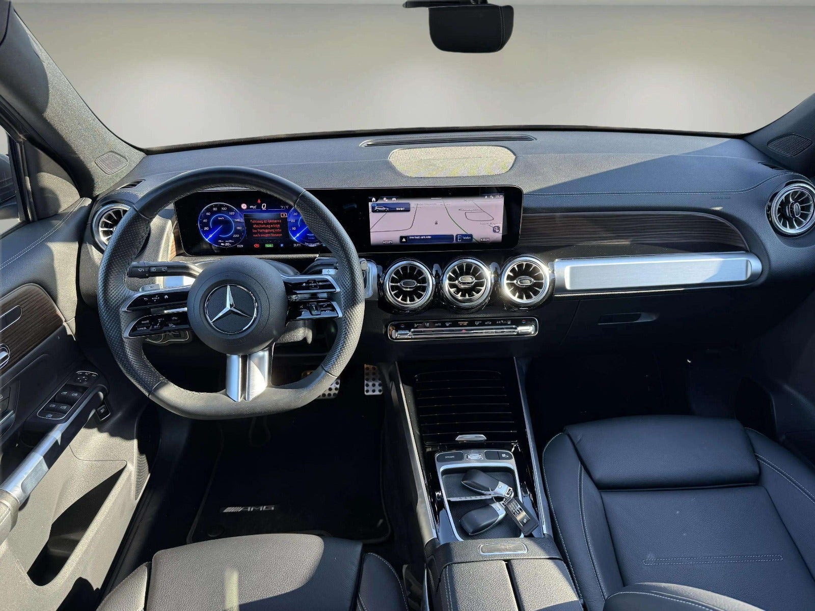 Grå Mercedes EQB250+ fra 2024