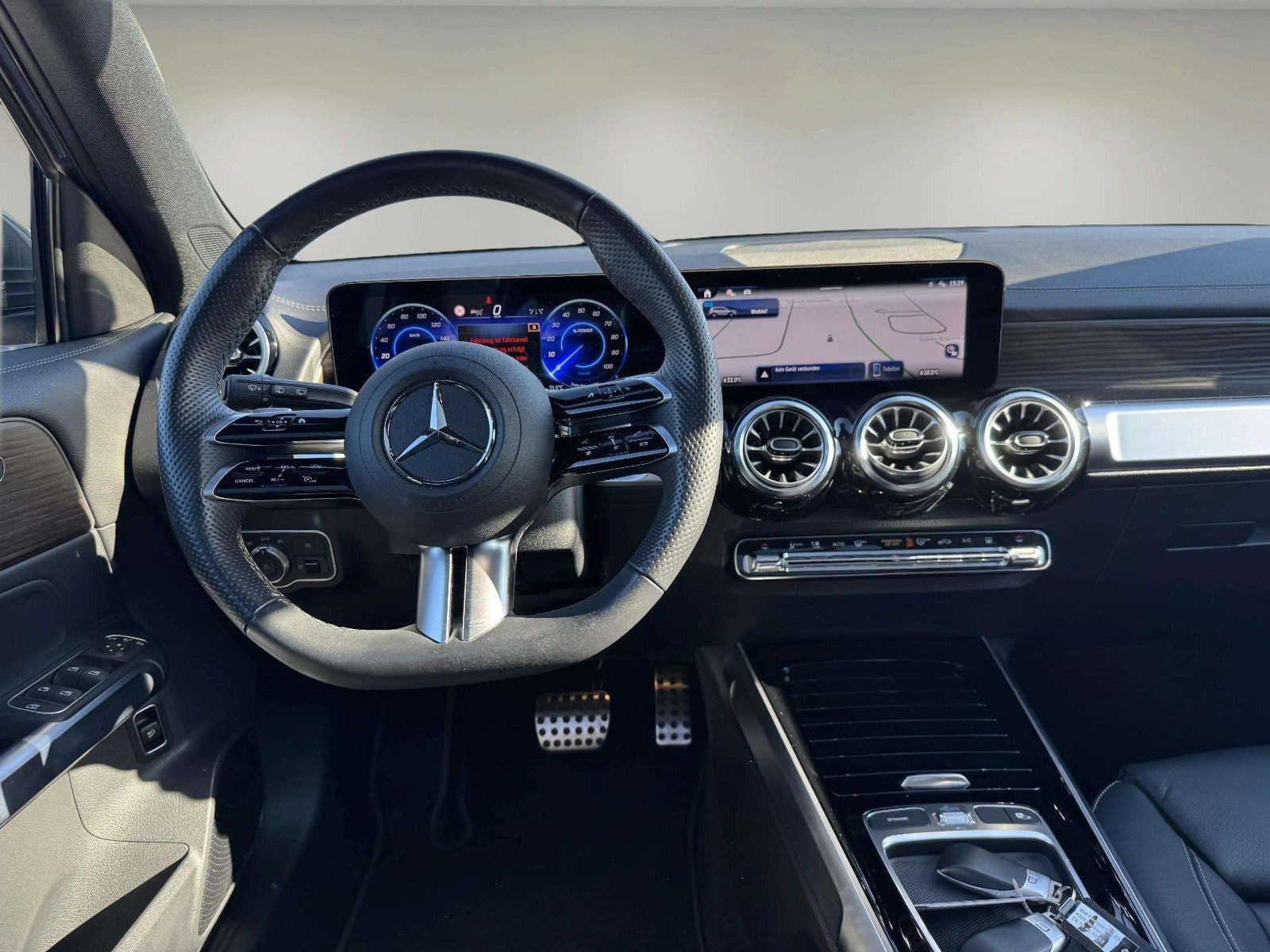 Grå Mercedes EQB250+ fra 2024