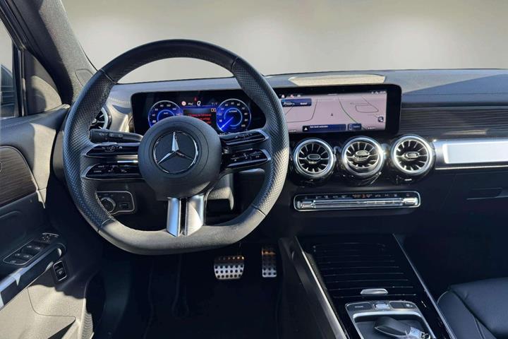 Grå Mercedes EQB250+ fra 2024