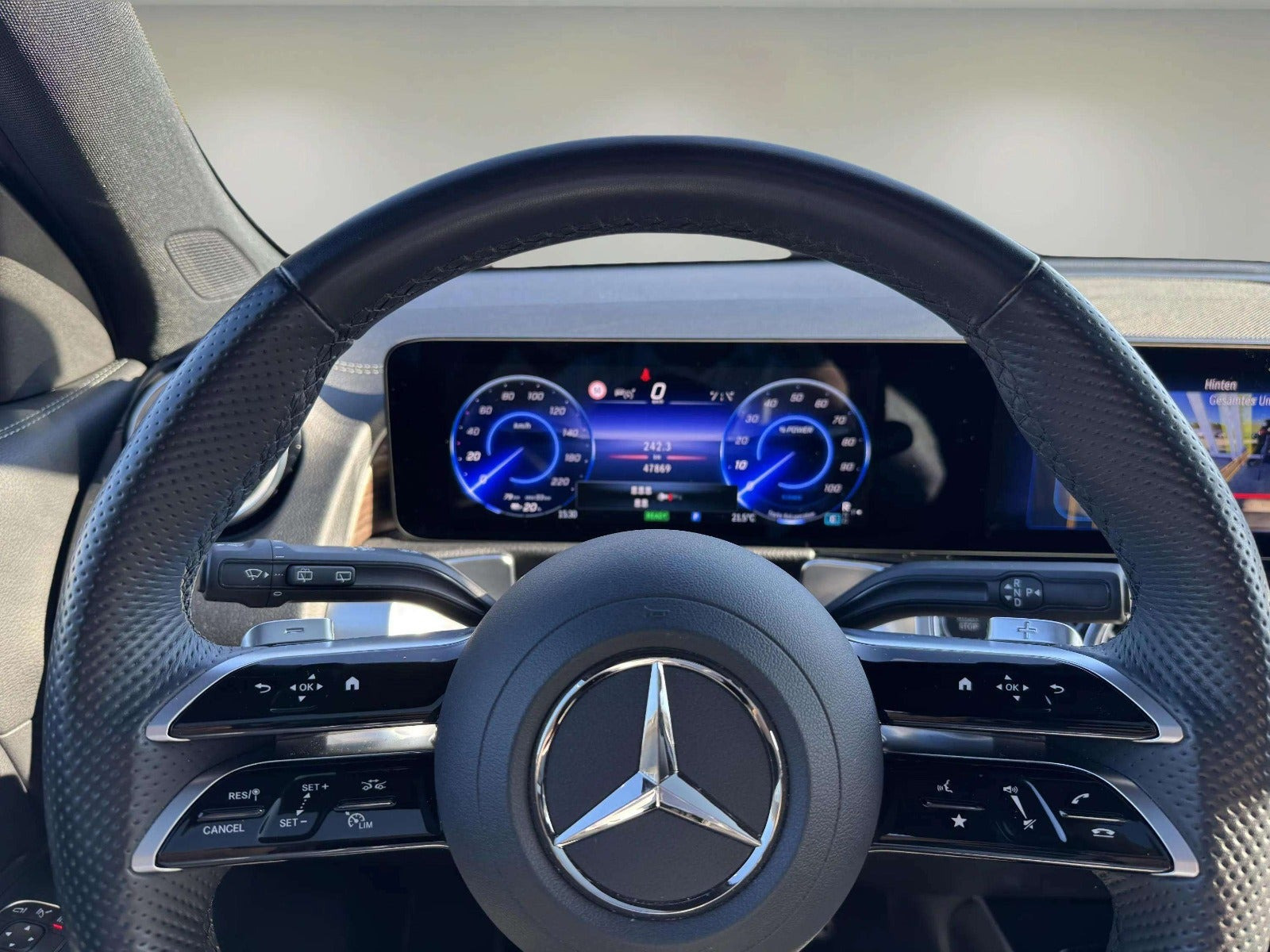 Grå Mercedes EQB250+ fra 2024
