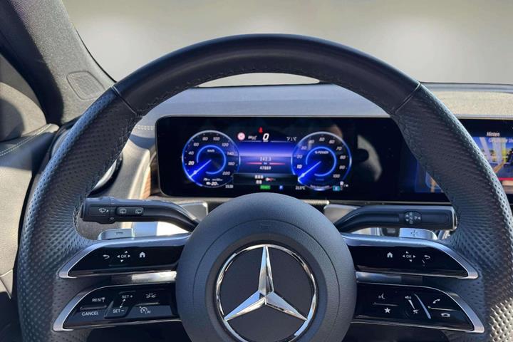 Grå Mercedes EQB250+ fra 2024