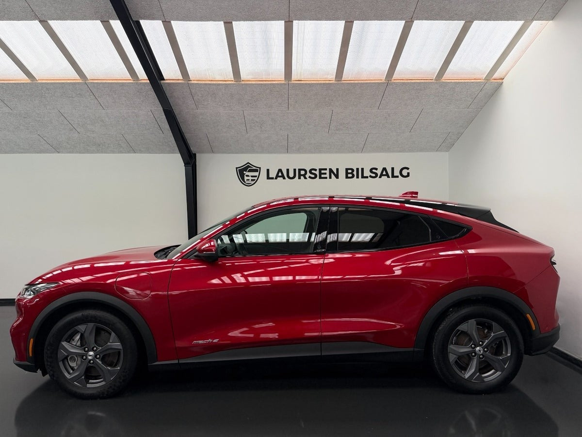 Rød Ford Mustang Mach-E fra 2023