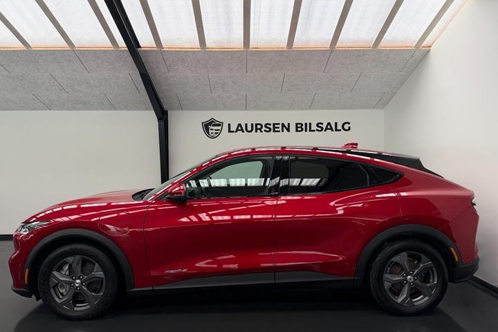 Rød Ford Mustang Mach-E fra 2023