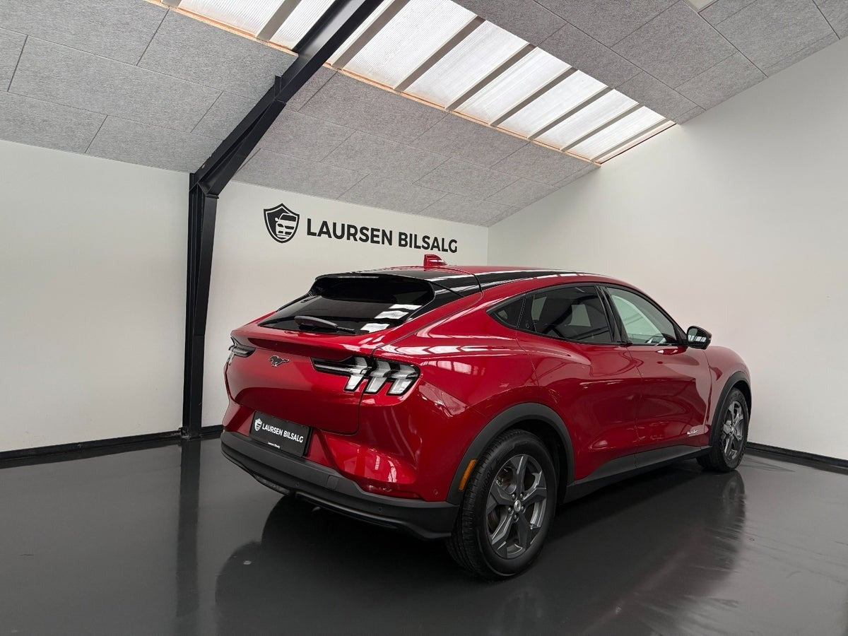 Rød Ford Mustang Mach-E fra 2023