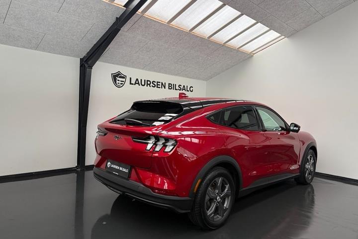 Rød Ford Mustang Mach-E fra 2023