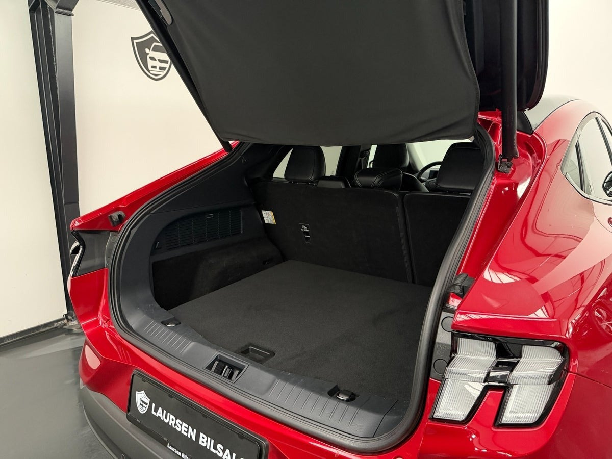 Rød Ford Mustang Mach-E fra 2023