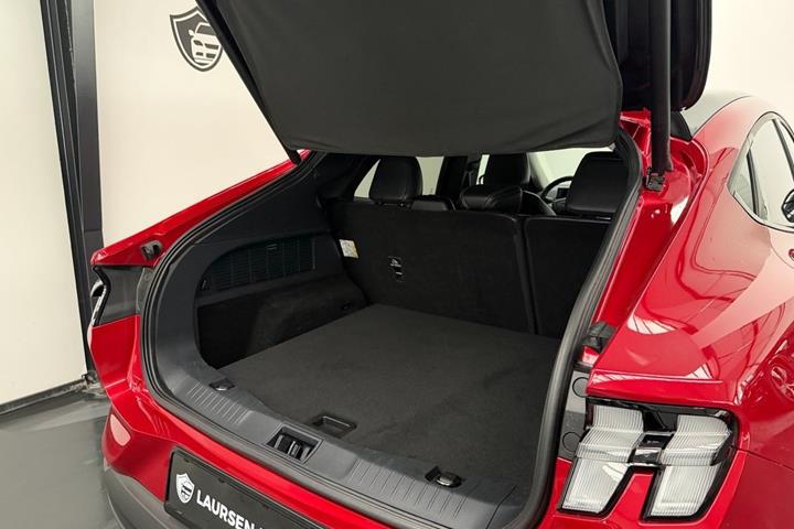 Rød Ford Mustang Mach-E fra 2023