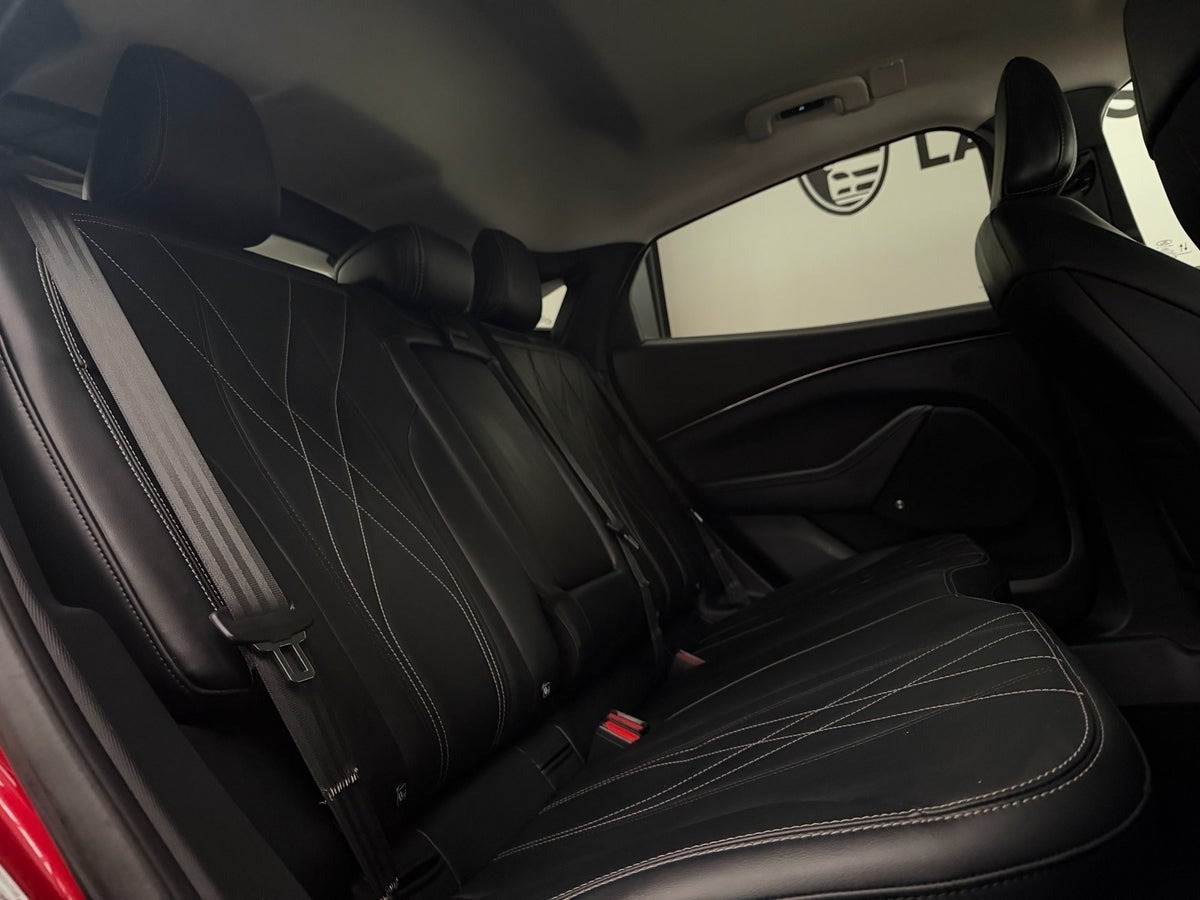 Rød Ford Mustang Mach-E fra 2023