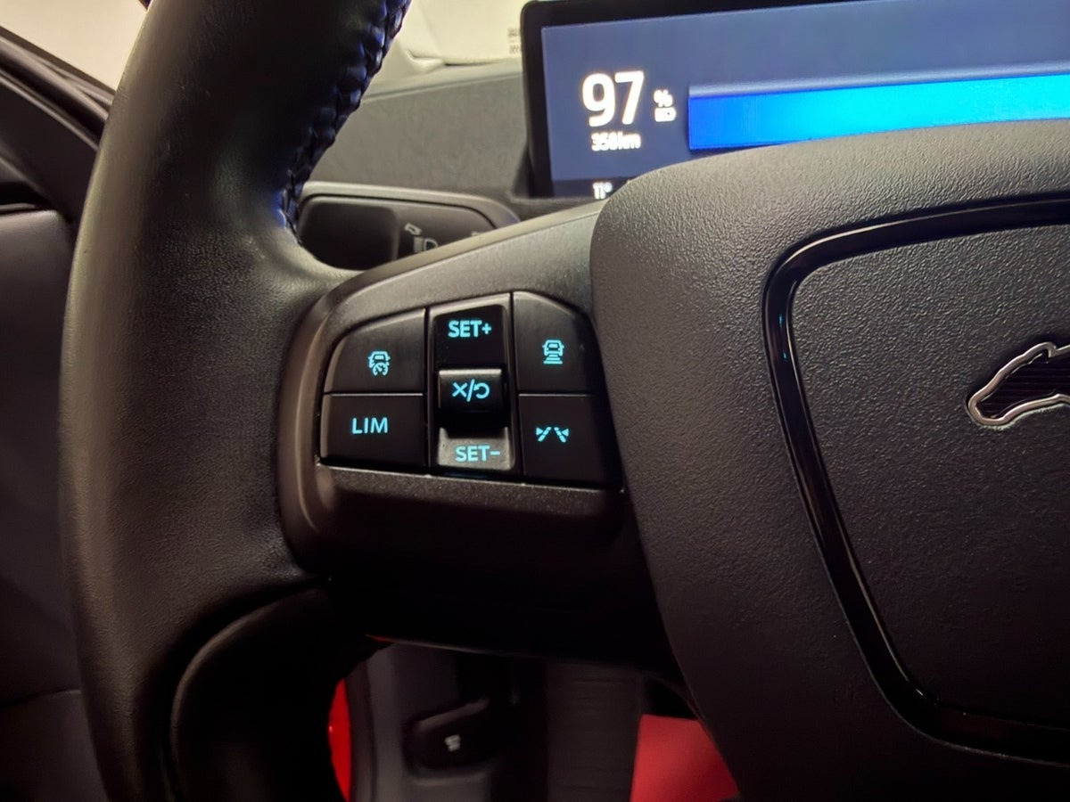 Rød Ford Mustang Mach-E fra 2023