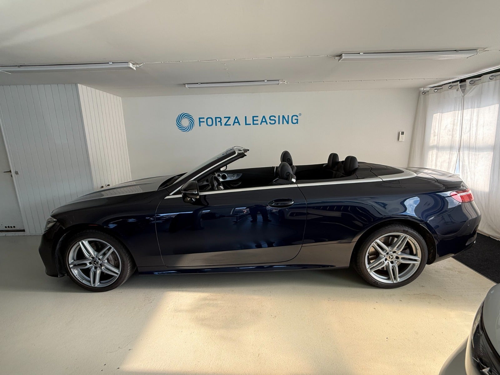 Blå Mercedes E450 fra 2020