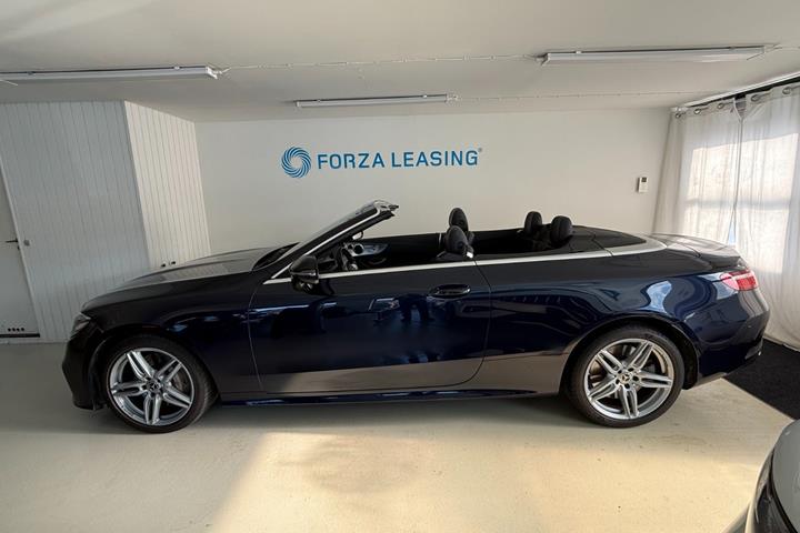 Blå Mercedes E450 fra 2020