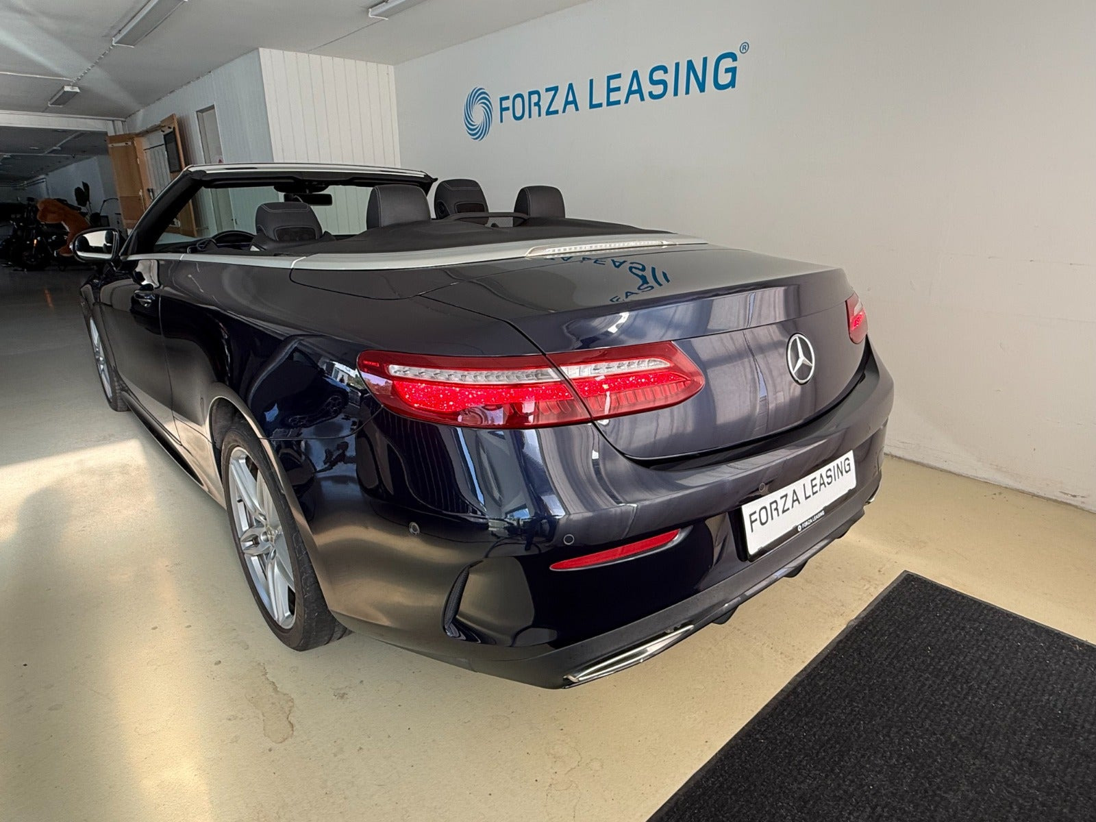 Blå Mercedes E450 fra 2020