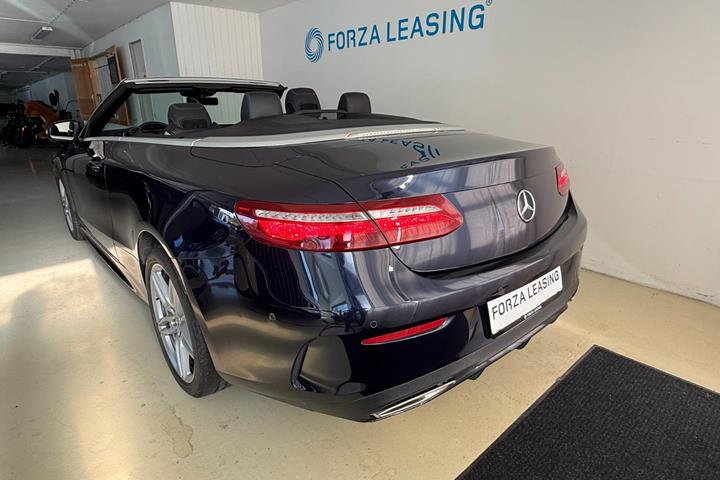 Blå Mercedes E450 fra 2020