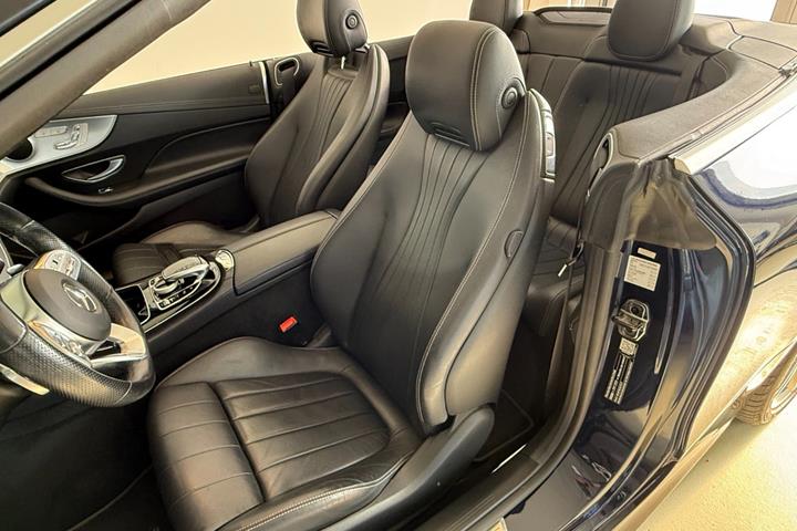 Blå Mercedes E450 fra 2020