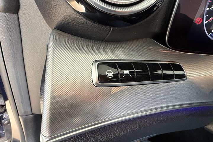 Blå Mercedes E450 fra 2020