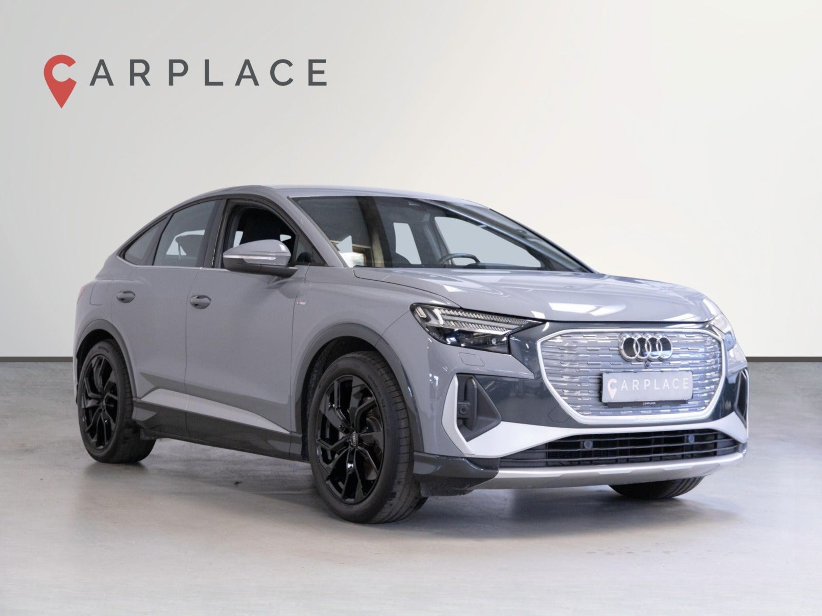 Grå Audi Q4 e-tron fra 2024