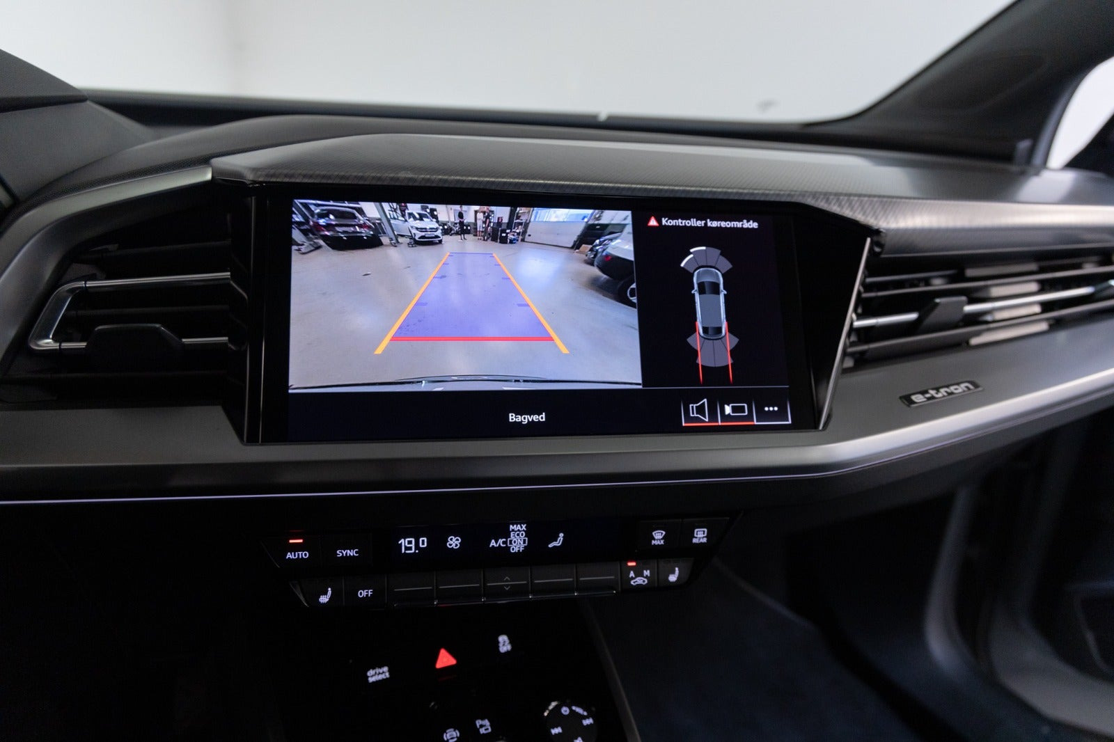 Grå Audi Q4 e-tron fra 2024
