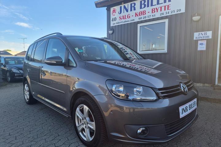 Grå VW Touran fra 2014 set udefra
