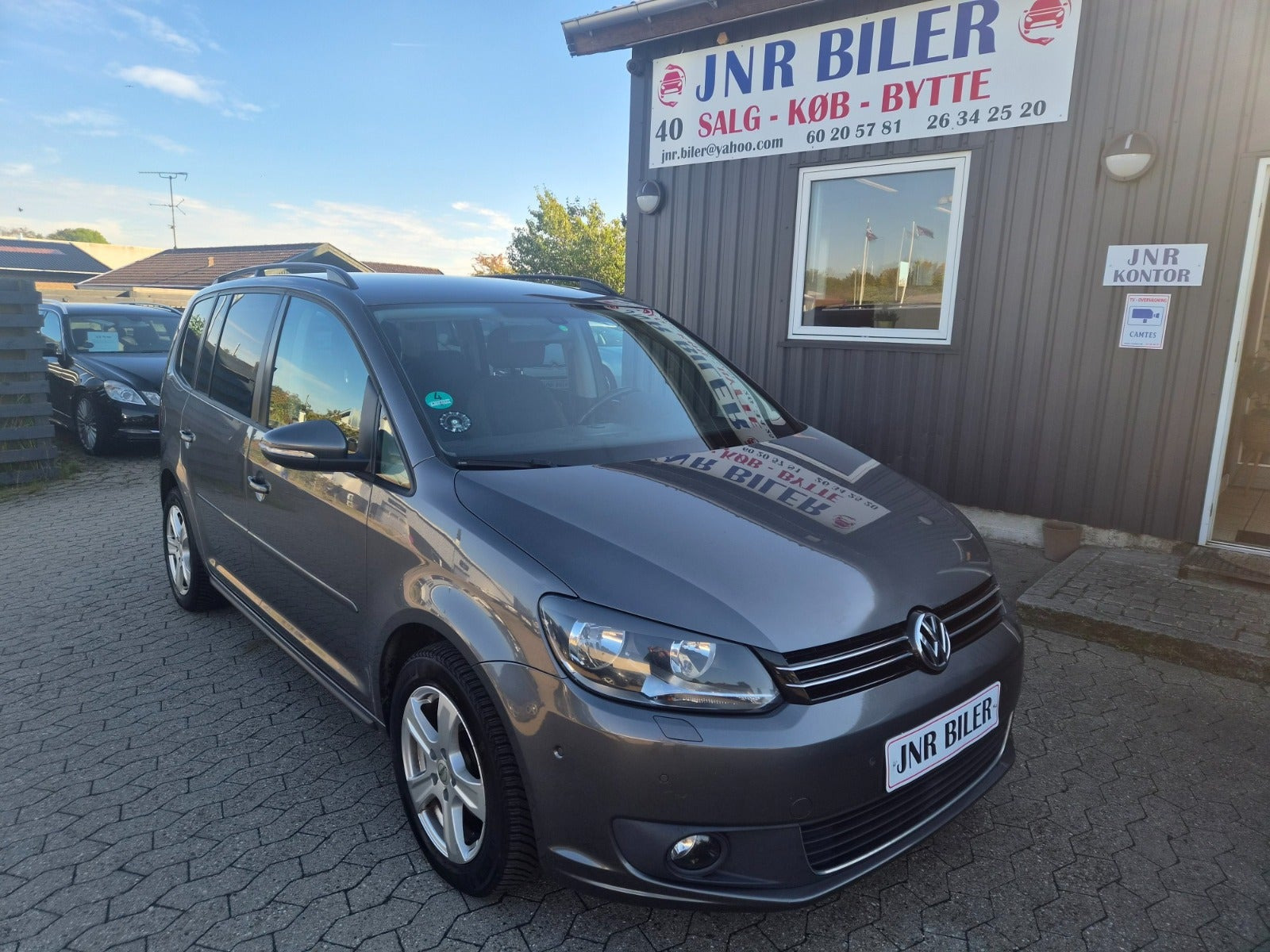 Grå VW Touran fra 2014