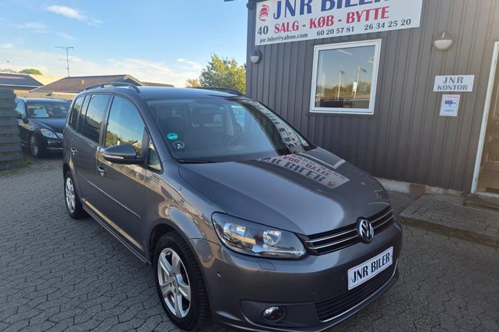 Grå VW Touran fra 2014