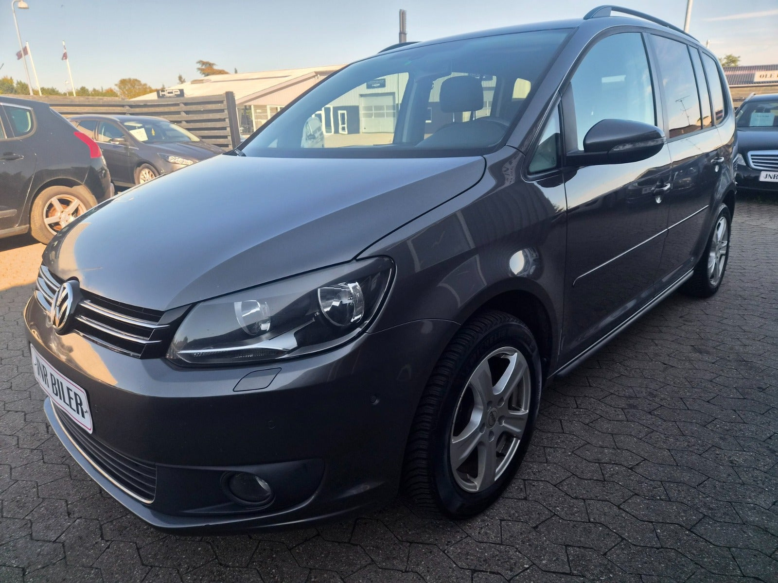 Grå VW Touran fra 2014