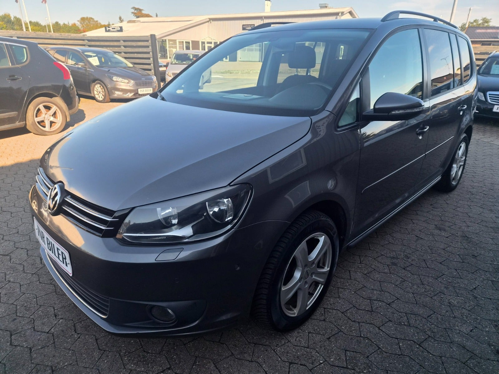 Grå VW Touran fra 2014
