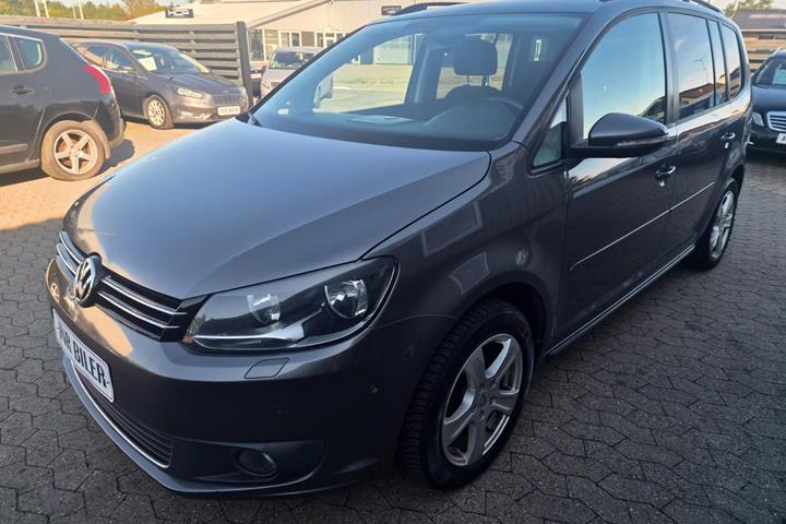 Grå VW Touran fra 2014