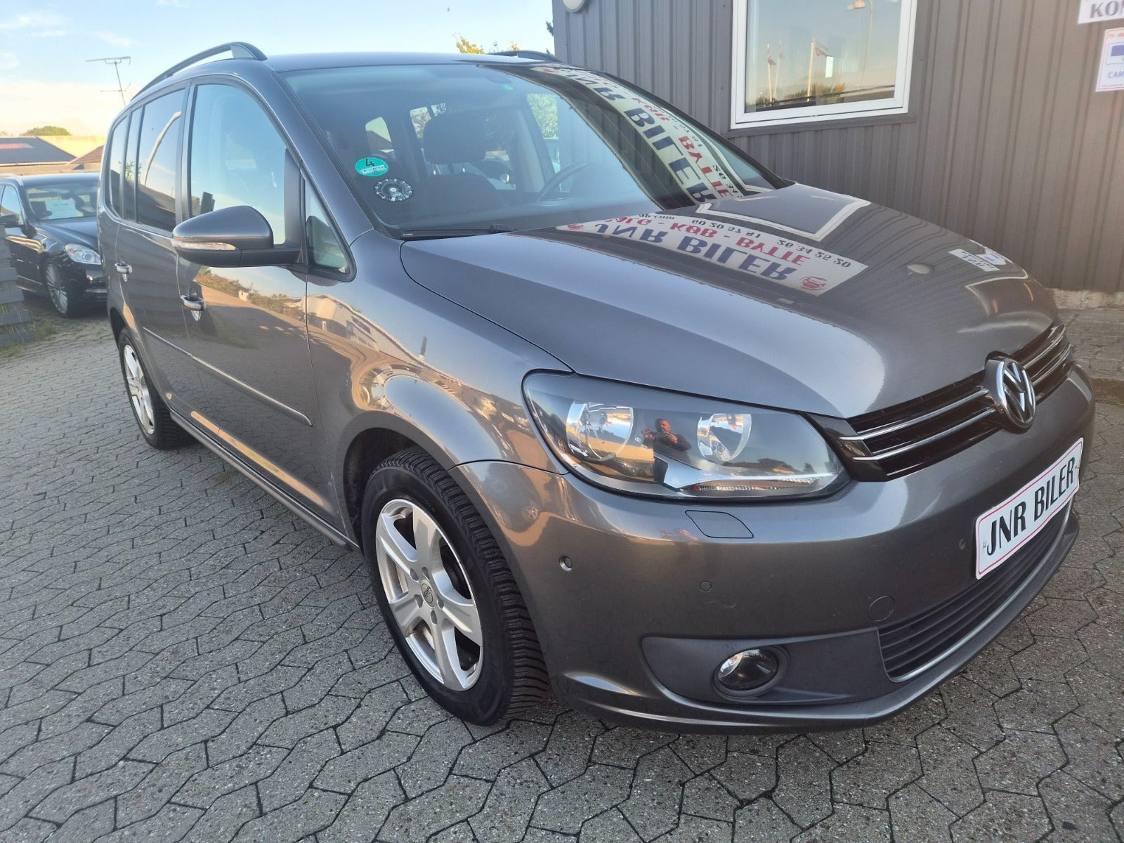 Grå VW Touran fra 2014