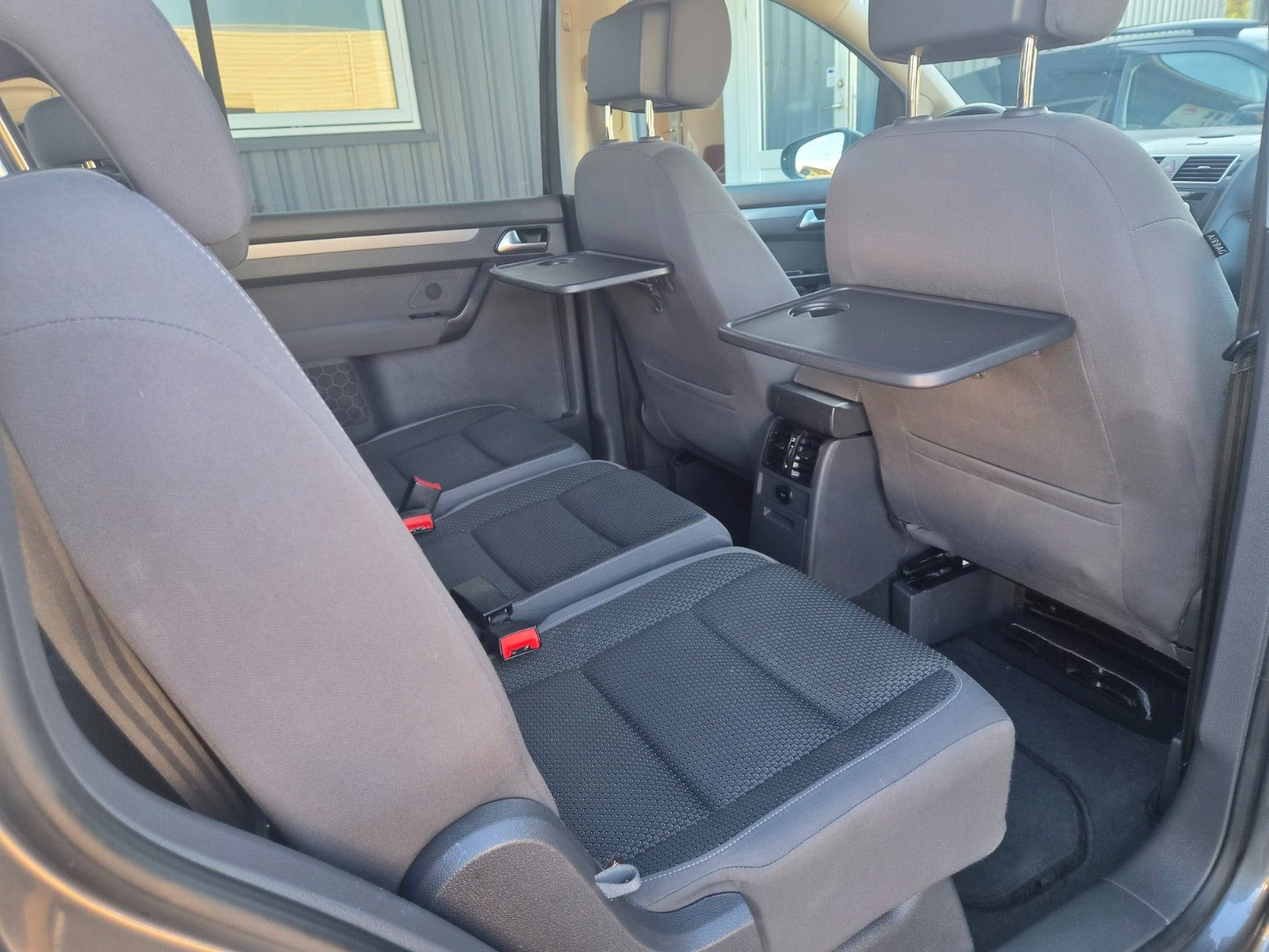 Grå VW Touran fra 2014