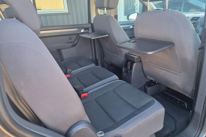 Grå VW Touran fra 2014