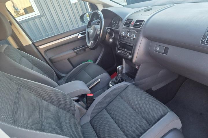 Grå VW Touran fra 2014