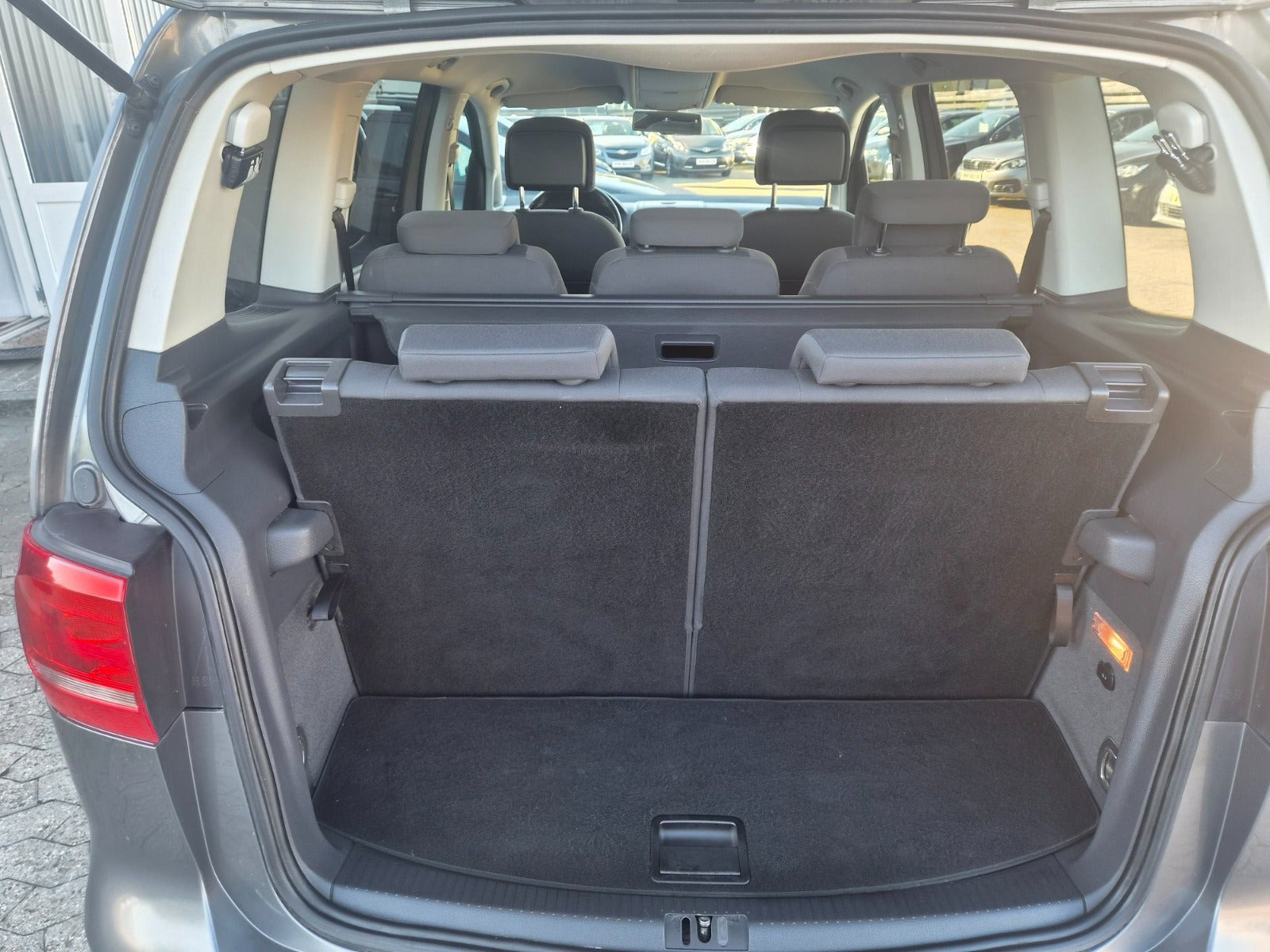 Grå VW Touran fra 2014