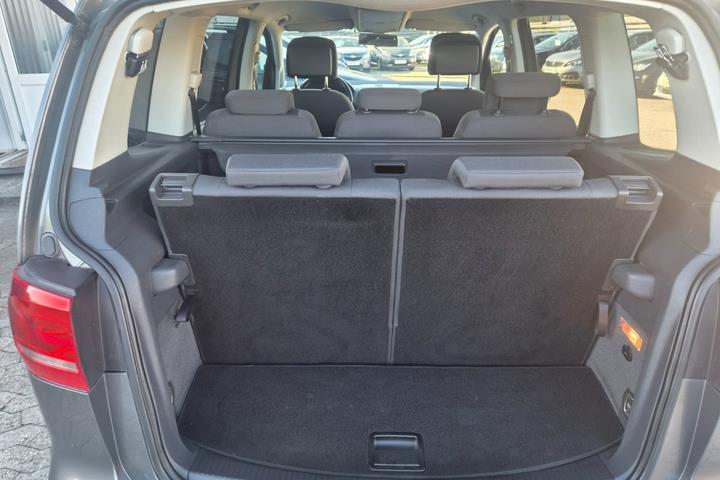Grå VW Touran fra 2014