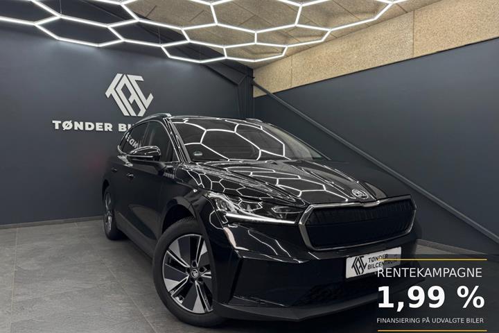 Sort Skoda Enyaq fra 2023 set udefra
