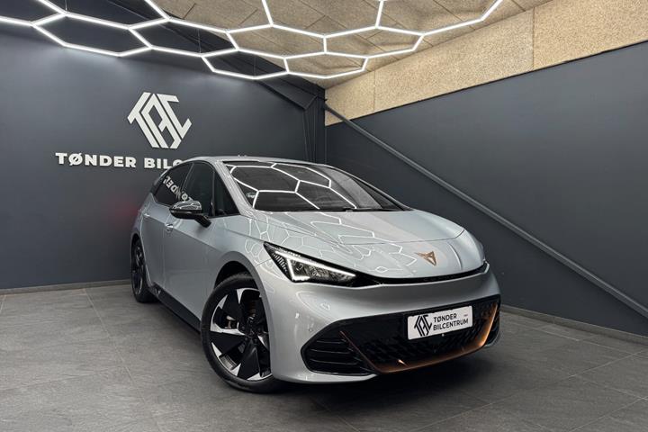 Sølv Cupra Born fra 2026 set udefra